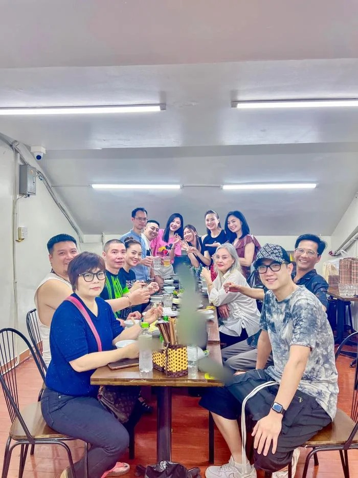 Bà xã NSND Công Lý đăng tải khoảnh khắc khi đồng nghiệp của chồng gồm: NSND Hoàng Cúc, diễn viên Hồng Diễm, Chí Nhân, Diệu Hương, Lương Thanh,...đến thăm cô và ông xã.