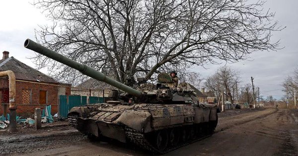 Quân nhân Ukraine lái xe tăng trên con đường hướng tới Bakhmut hôm 2-3. Lực lượng phóng viên đã không tiếp cận được TP này trong nhiều ngày gần đây do giao tranh dữ dội, chỉ có thể quan sát từ các vùng ngoại ô - Ảnh: REUTERS