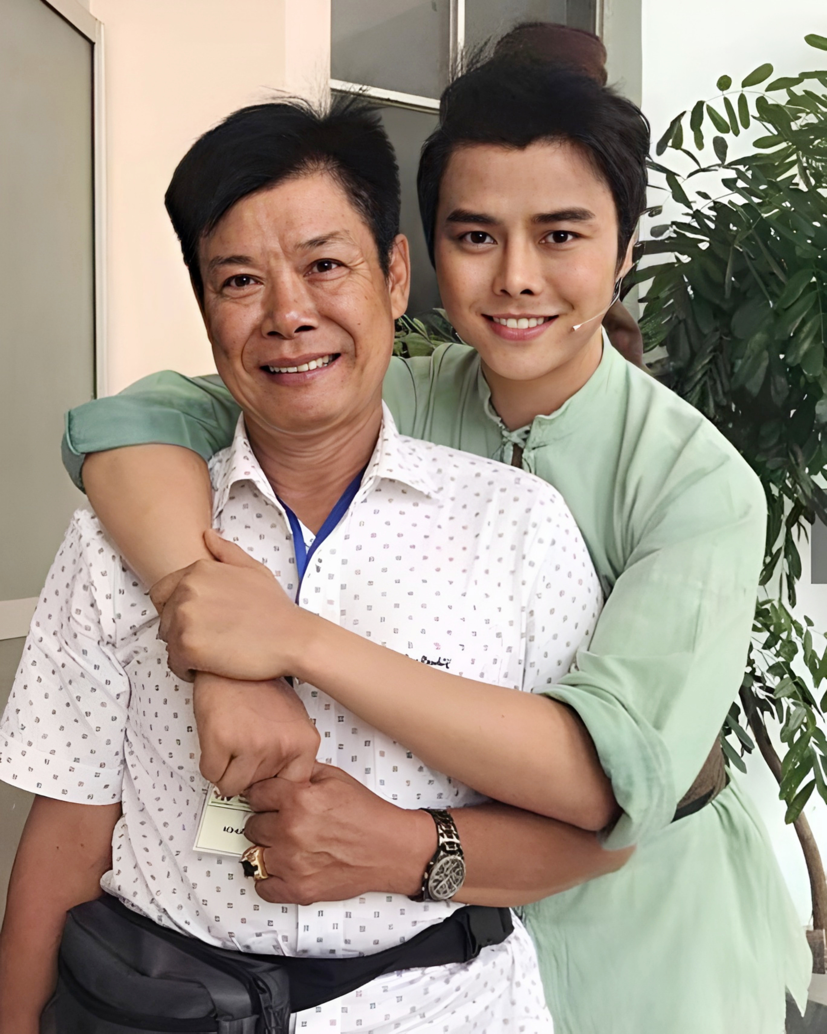 Võ Minh Lâm bên cha - nghệ sĩ Duy Sơn.