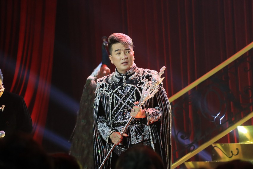 Đàm Vĩnh Hưng trong sự kiện ra mắt dự án phim điện ảnh. 