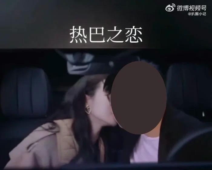 Một người đàn ông chỉnh sửa cảnh hôn với Địch Lệ Nhiệt Ba.