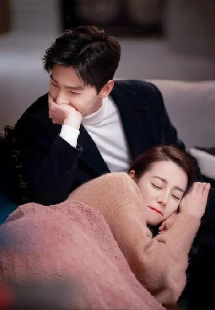 Cảnh hôn này được cắt ghép từ bộ phim Em là niềm kiêu hãnh của anh do Dương Dương và Địch Lệ Nhiệt Ba đóng chính.