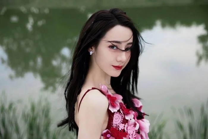 Cộng đồng mạng bức xúc, ném đá người đàn ông vì hành động kém duyên với Địch Lệ Nhiệt Ba.