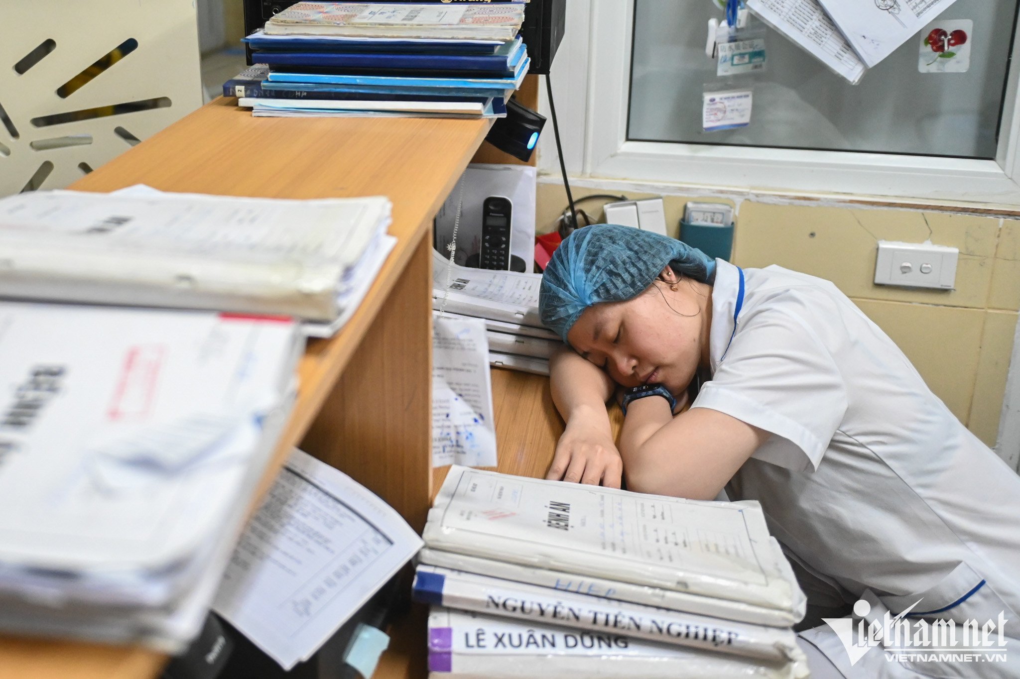 Một thầy thuốc Bệnh viện K trong ca trực đêm. Ảnh: Thạch Thảo 