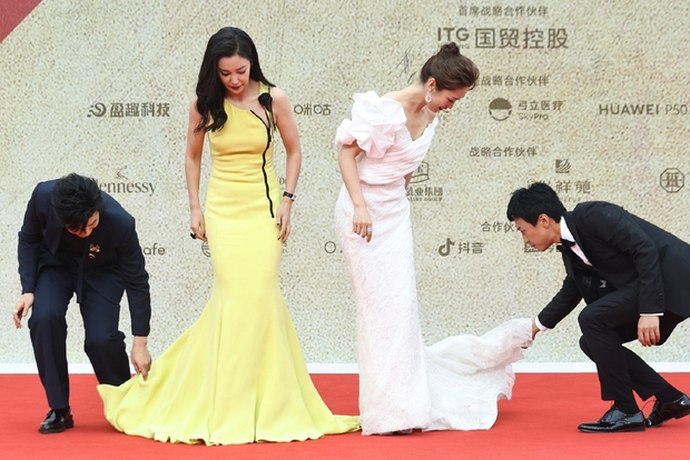 Trước đây, nam thần sinh năm 1977 cũng thể hiện sự quan tâm chu đáo dành cho đàn chị trên thảm đỏ Kim Kê 2021. Cụ thể, khi nhận thấy Lý Băng Băng di chuyển bất tiện vì bộ đầm, Huỳnh Hiều Minh đã nhanh chóng hỗ trợ đàn chị