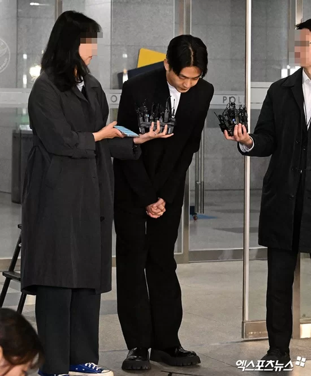 Yoo Ah In cúi đầu xin lỗi trước truyền thông