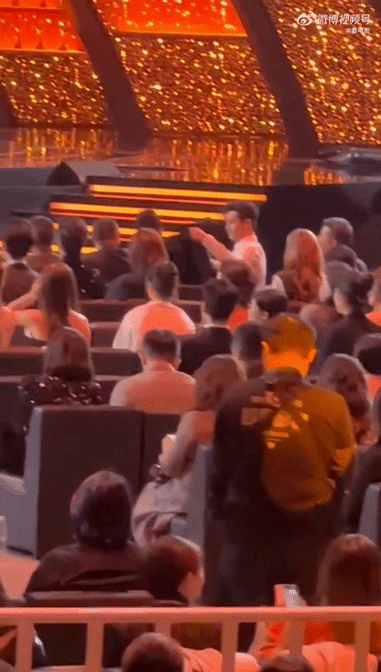 Nam tài tử Thần Điêu Đại Hiệp ghi điểm tuyệt đối bằng hành động đẹp, minh chứng cho tình bạn thân thiết giữa anh và mỹ nhân họ Lý