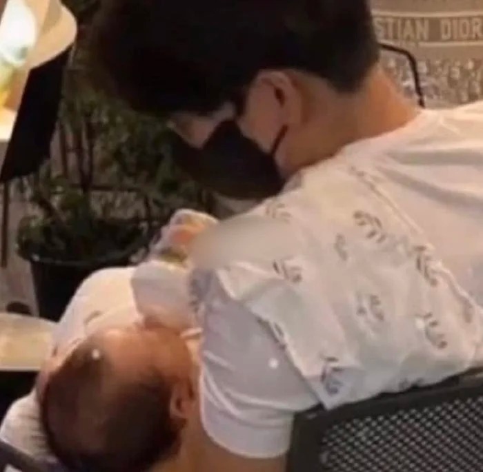 Hình ảnh được cho là Hyun Bin đang cưng nựng quý tử đầu lòng đã nhanh chóng thu hút sự quan tâm của công chúng.