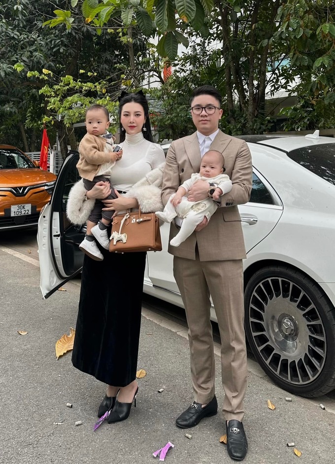 Cô có cuộc sống an yên bên chồng và hai con.