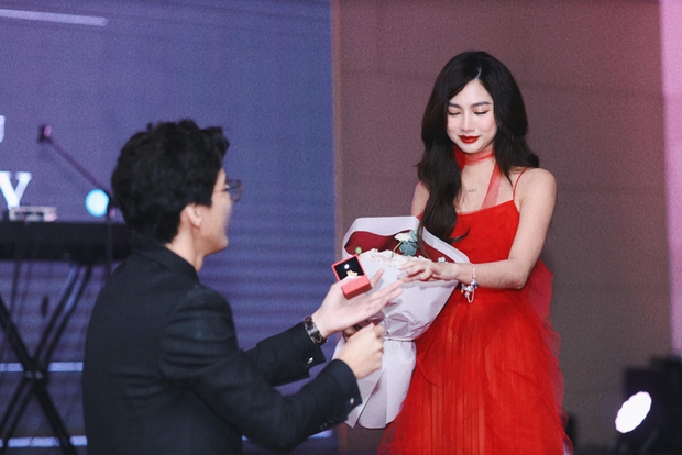 Diệp Lê được bạn trai cầu hôn