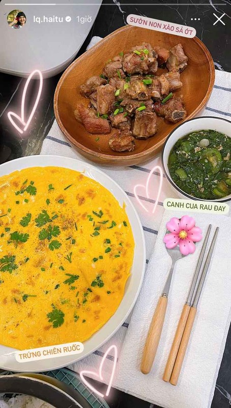 Mới nhất, “nàng thơ” nhà Sơn Tùng M-TP đã đăng tải hình ảnh cơm nhà với những món ăn như sườn non xào sả ớt, canh cua rau đay và trứng chiên ruốc.