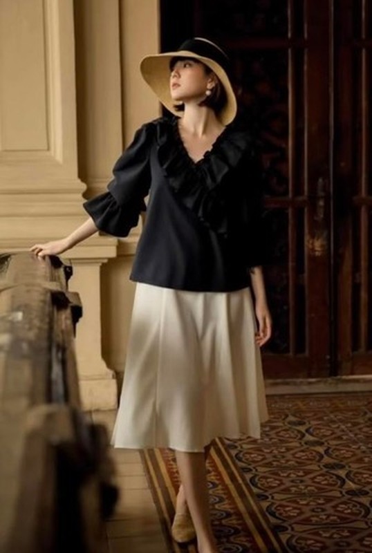 Dù chỉ trang điểm nhẹ nhàng, song hot girl 9x vẫn gây thương nhớ bởi ngũ quan hài hòa và làn da trắng mịn màng.