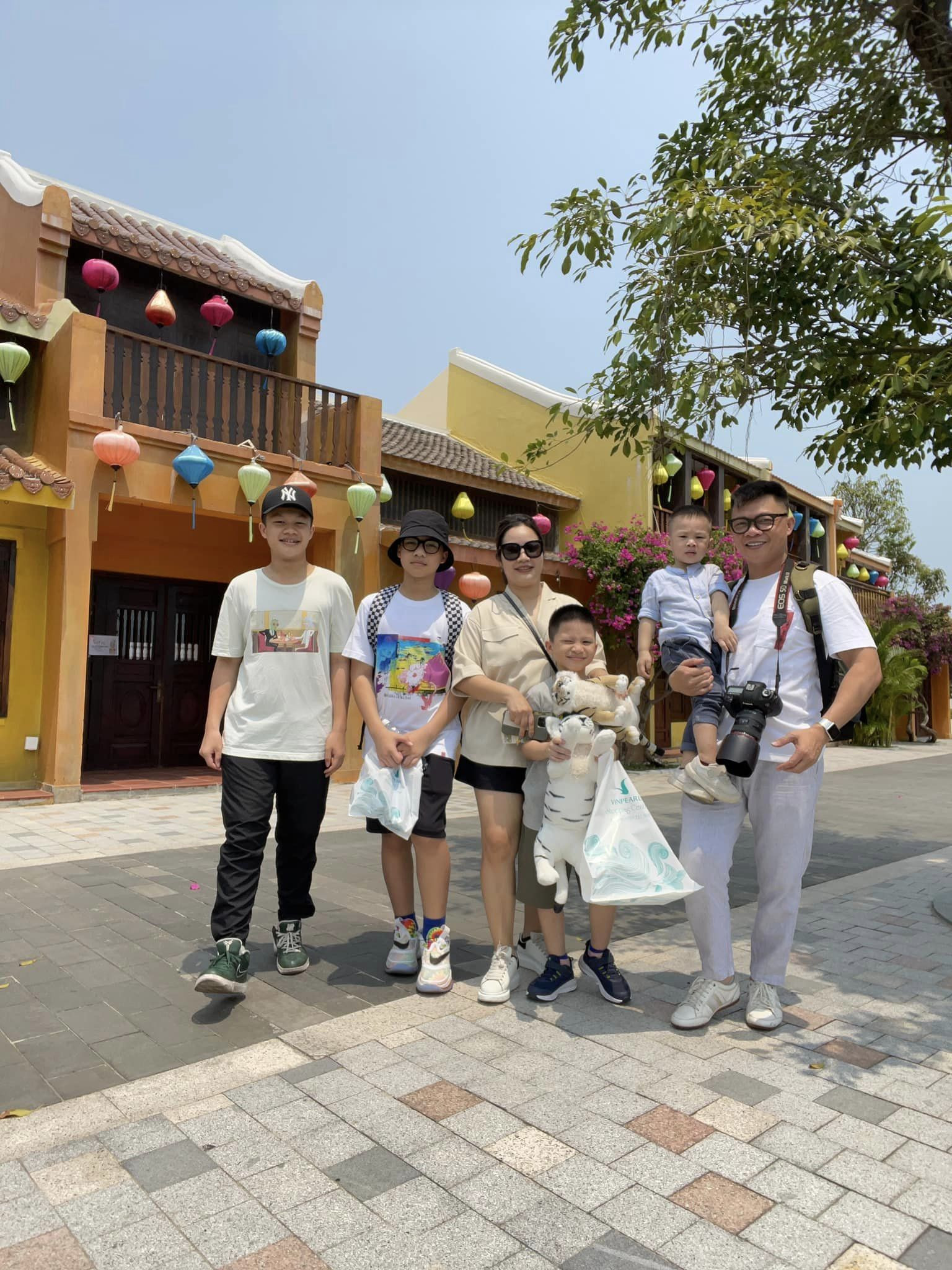 Anh chia sẻ bà xã là người vất vả nhất. 