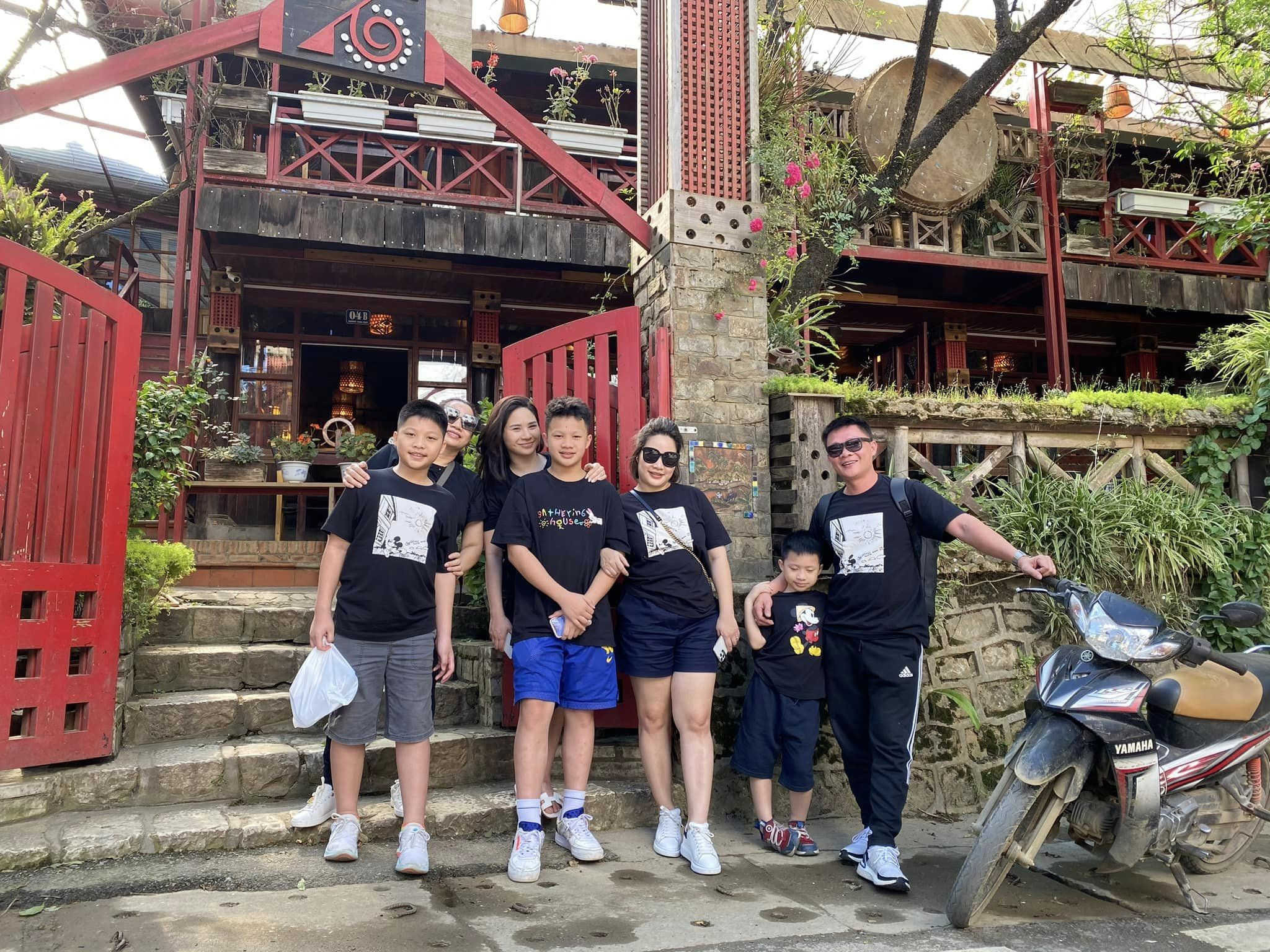 BTV Quang Minh vừa đăng những hình ảnh gia đình với 8 thành viên vui nhộn lên trang cá nhân dịp kỷ niệm 16 năm ngày cưới. 