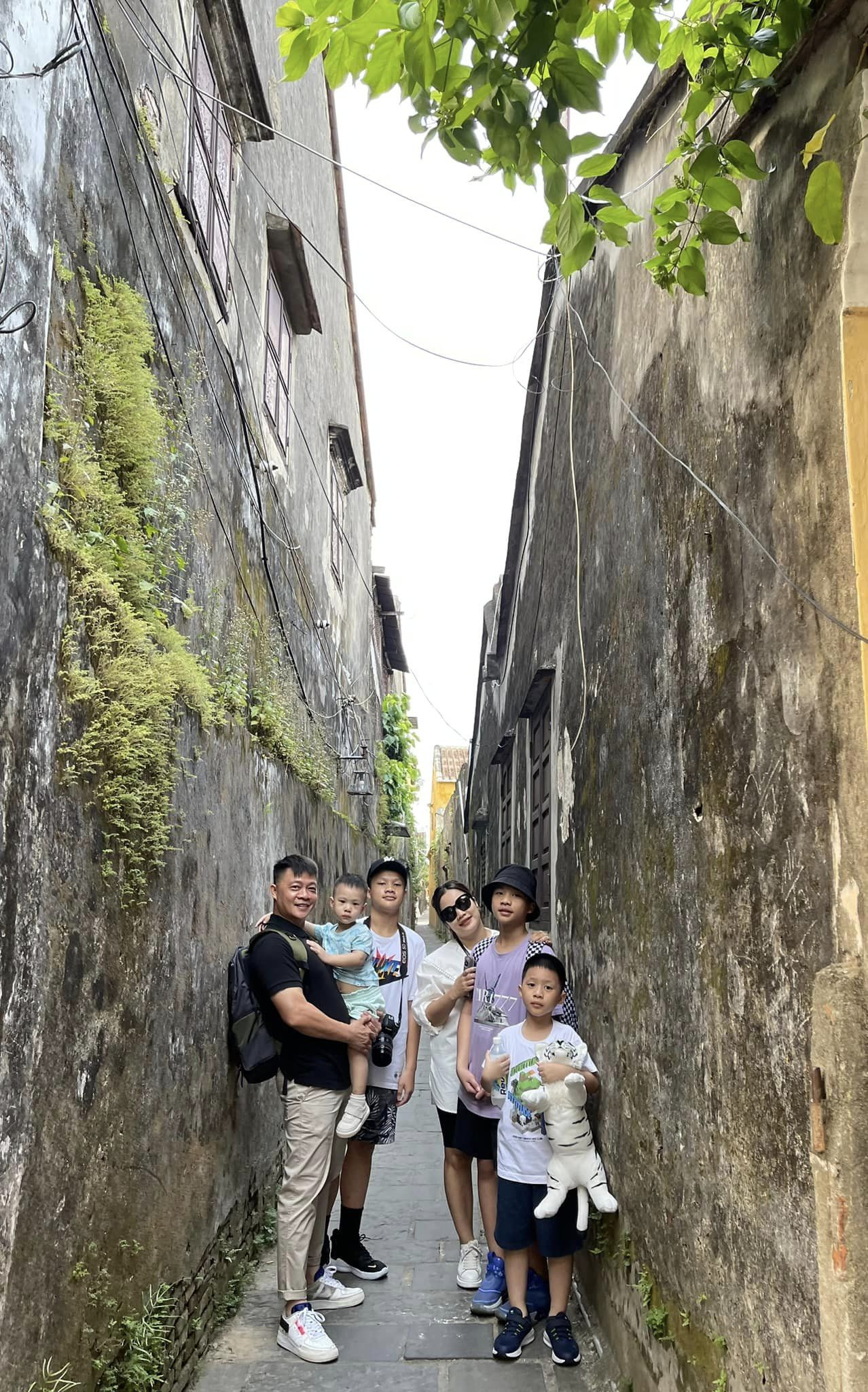 BTV Trần Quang Minh được biết đến nhiều với vai trò là MC các chương trình như: Chúng tôi là chiến sĩ, Bữa trưa vui vẻ... Anh bận bịu công việc ở ngoài nhưng về nhà lại là ông bố khéo léo, tất bật chăm con.