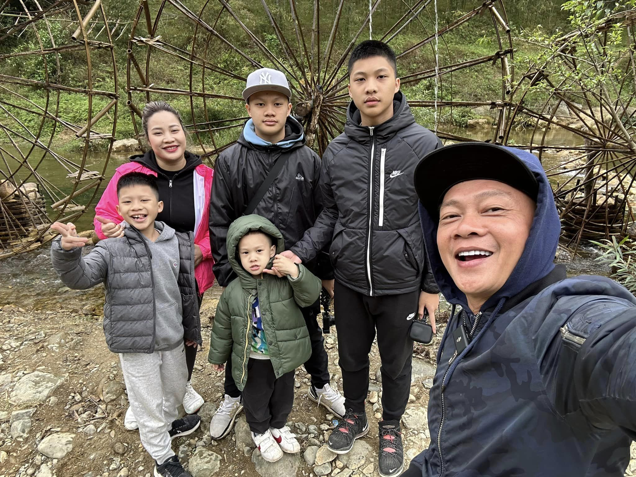 Anh chia sẻ hai vợ chồng đã có 8 cuộc cãi vã trong 16 năm. Trong đó, 4 cuộc về việc đẻ hay không, 4 cuộc còn lại liên quan đến ai là người thay bỉm đêm, cho con ăn sữa.