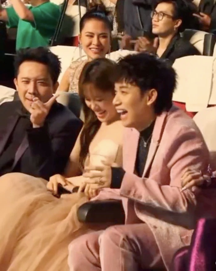 Trấn Thành chỉ mặt đàn em như một lời chúc mừng khi Trúc Nhân lên nhận giải thưởng.