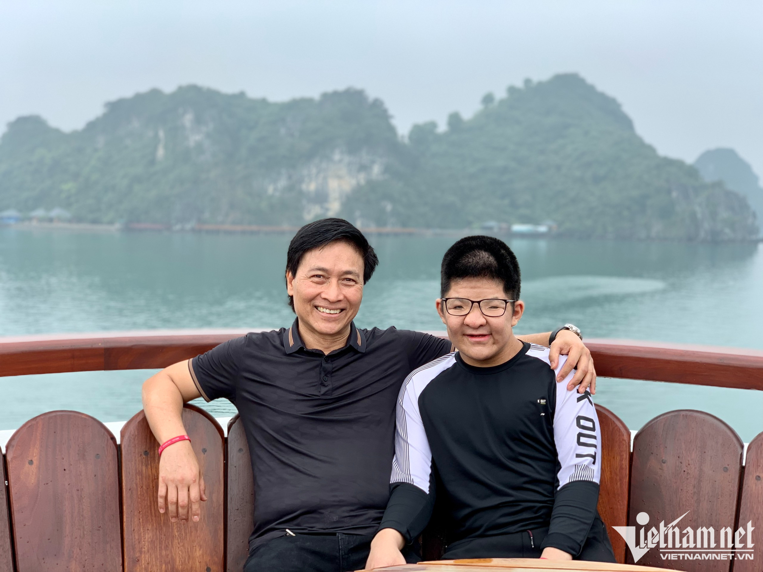 Con trai bận rộn với lịch học nên cuối tuần, bố Quốc Tuấn cho Bôm đi du thuyền trên Vịnh Hạ Long để thư giãn. 