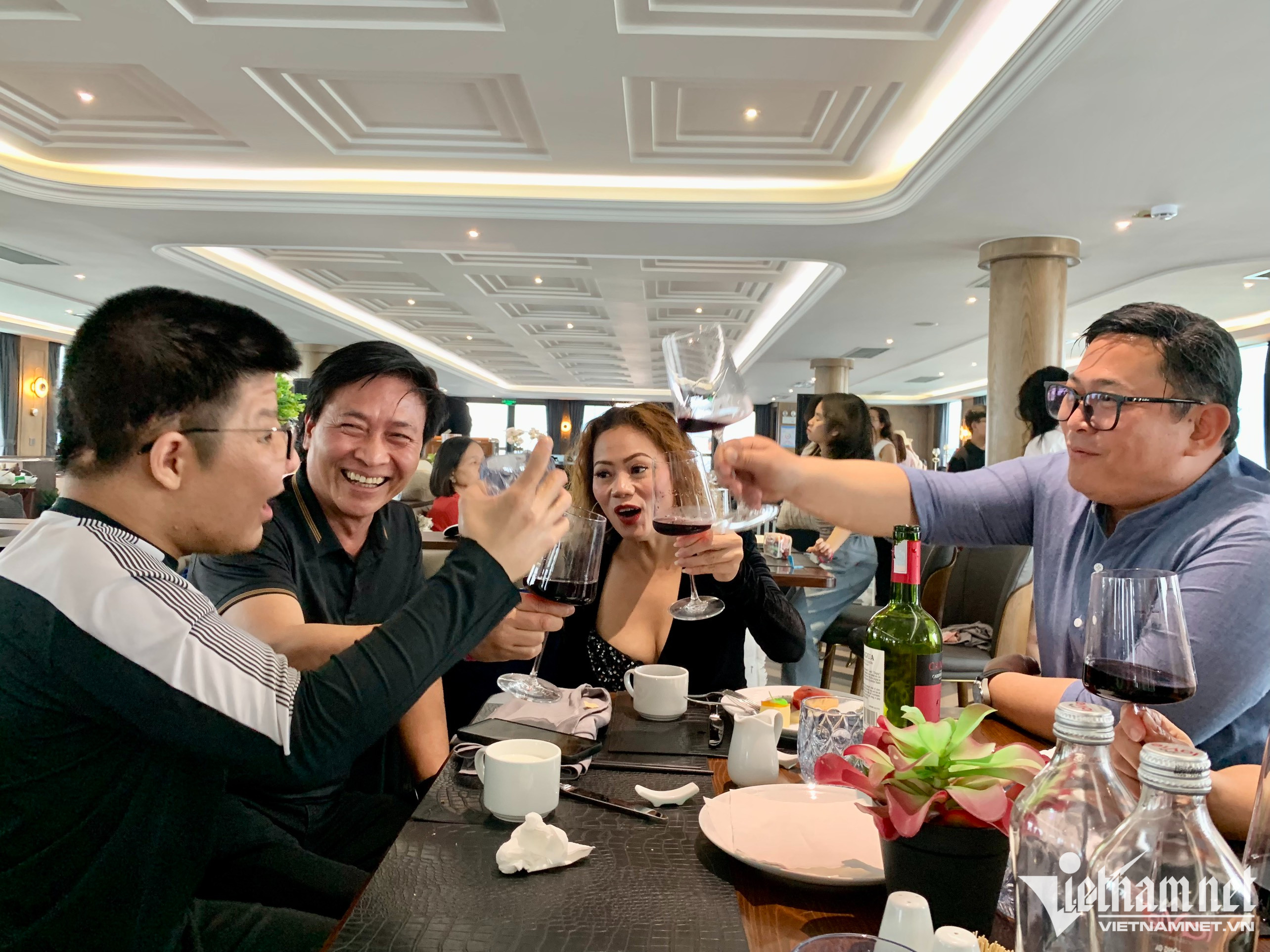 Hay được bố dẫn đi chơi cùng bạn bè nên Bôm rất hoà đồng, sẵn sàng trò chuyện cùng người lạ nếu có bố Quốc Tuấn ở bên. 