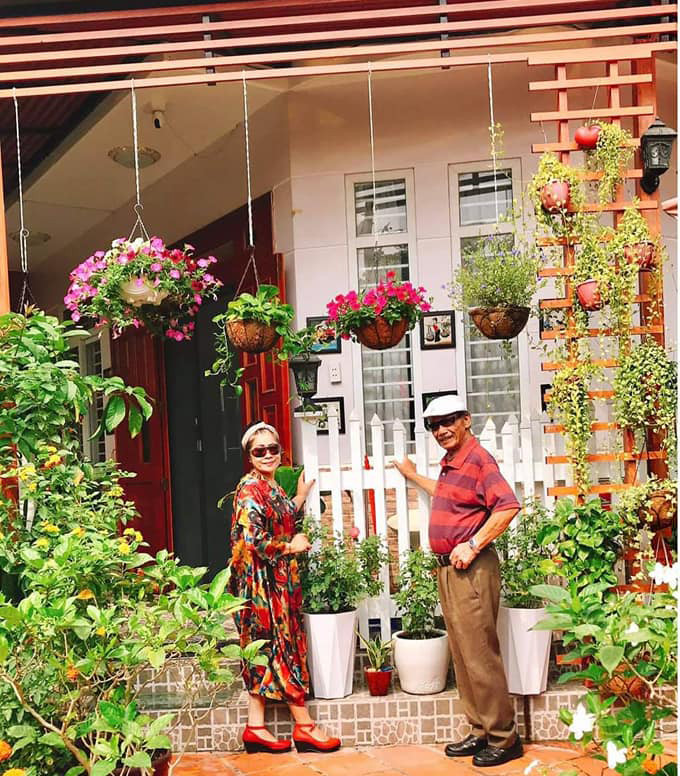 NSND Trần Hiếu thừa nhận có hậu vận tốt, nên gặp được người phụ nữ tuyệt vời ở tuổi xế chiều, cũng là người khiến ông hạnh phúc nhất. Vợ NSND Trần Hiếu tên Minh Ngà, kém ông 18 tuổi, người Hà Nội gốc, từng làm giáo viên. 