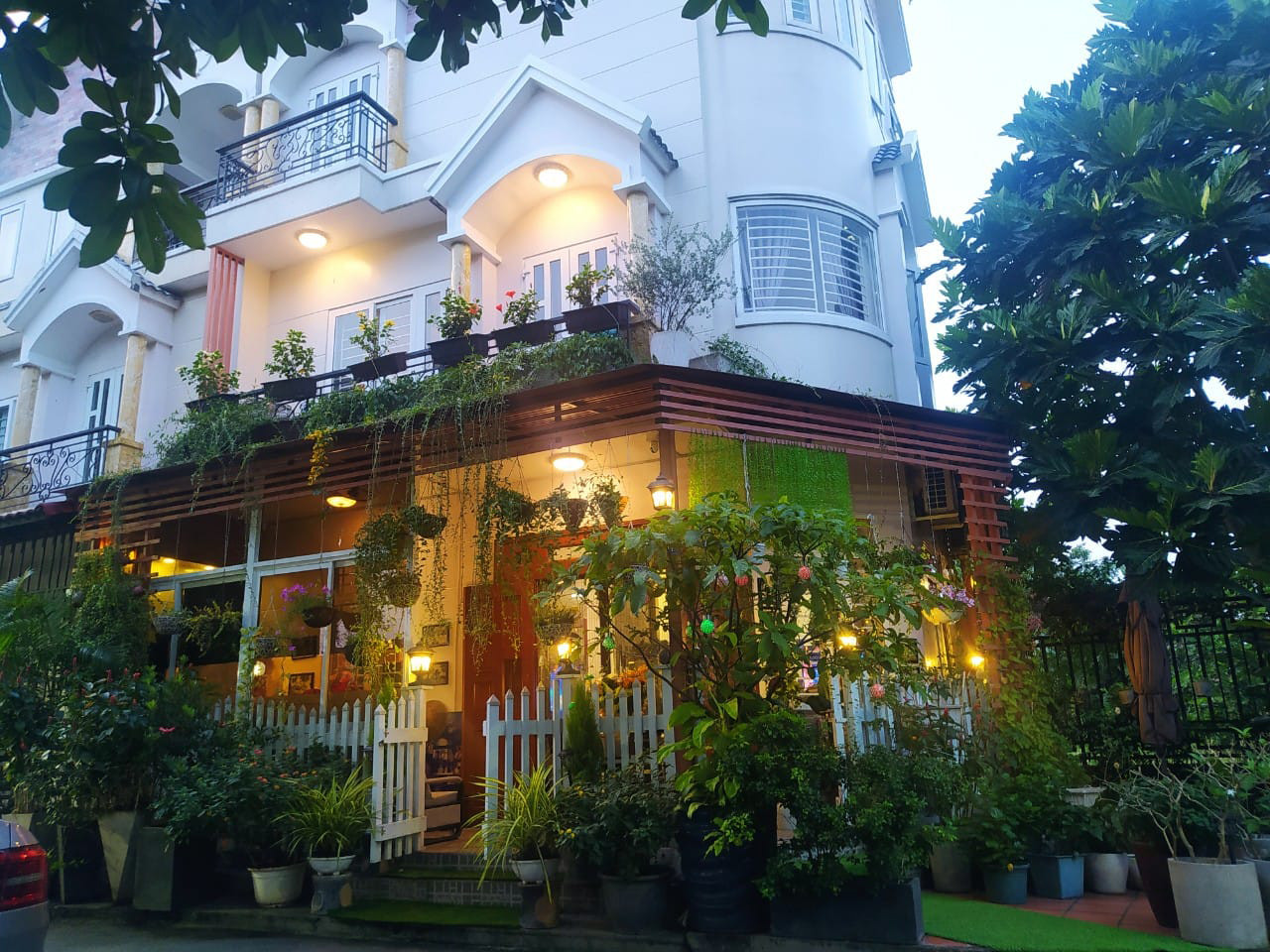 NSND Trần Hiếu và vợ đang sống trong căn nhà ngập tràn sắc xanh của cây cối và hoa lá. Ông từng thổ lộ rất may mắn khi gặp được người vợ như 