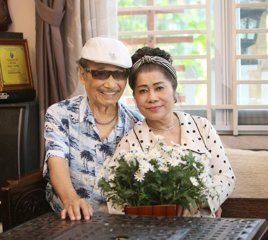 NSND Trần Hiếu mắc nhiều bệnh tuổi già… nên phải kiêng nhiều thứ. Hàng ngày, bà Minh Ngà đi chợ sớm, tự tay chuẩn bị đồ ăn. 