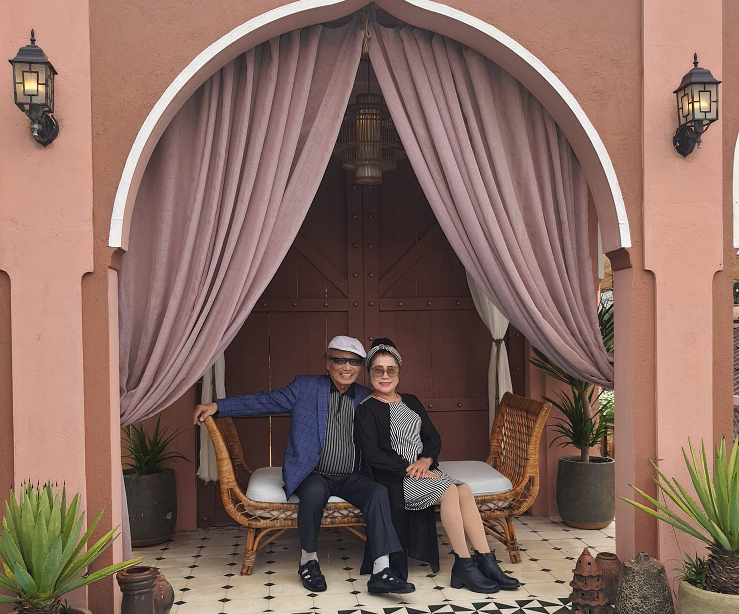 Những ngày sức khỏe cho phép, vợ chồng NSND Trần Hiếu cùng bạn bè đi du lịch đây đó, tham gia câu lạc bộ Tiếng hát ban chiều. Với ông, tuổi già có vợ Minh Ngà và âm nhạc luôn kề bên, thế là đã trọn vẹn.