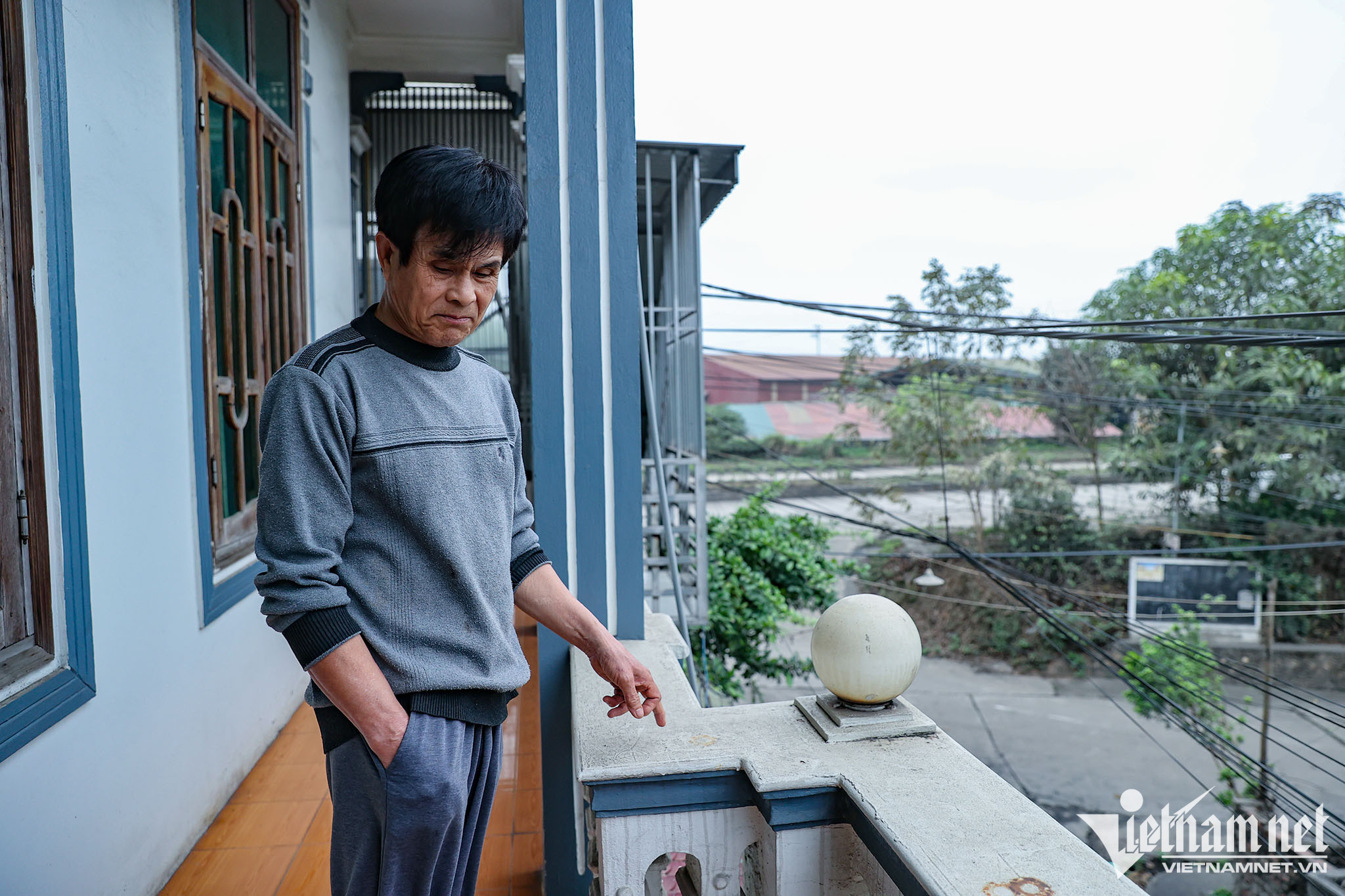 Khoảng một tuần nay nhà ông Thanh luôn vương đầy bụi và mùi từ những đống lưu huỳnh tập kết trong cảng không được che chắn chỉ cách nhà ông khoảng 100m. Ảnh: Lê Anh Dũng 