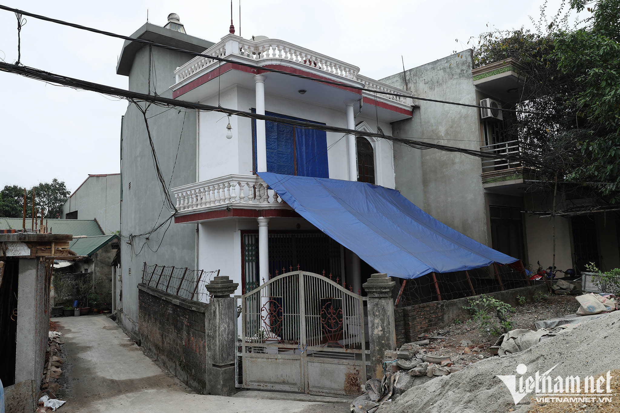 Trong ảnh: Tấm bạt của nhà của ông Cao Duy Thiết phủ kín bụi. Ảnh: Lê Anh Dũng