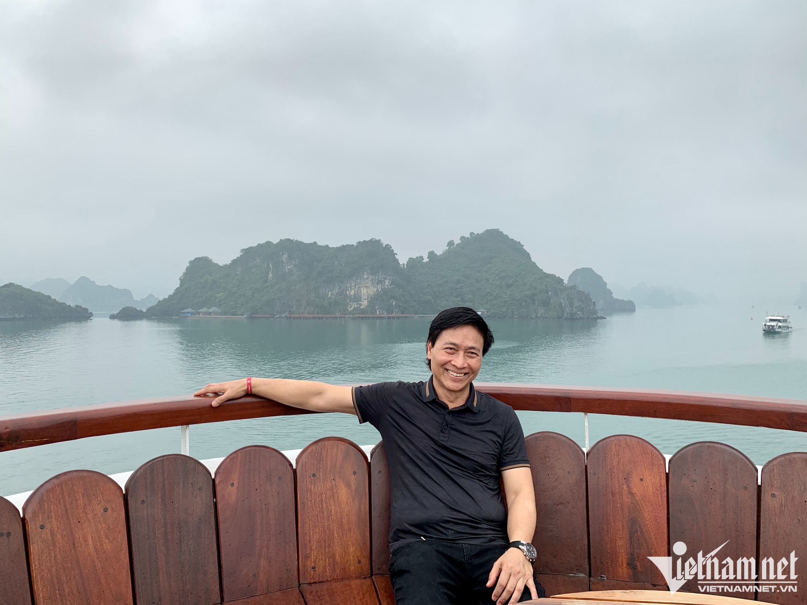 Chia sẻ với VietNamNet, diễn viên Quốc Tuấn cho biết đang tham gia 1 bộ phim của Victor Vũ sau nhiều năm vắng bóng trên màn ảnh. Dù bận rộn đóng phim, ngày cuối tuần anh vẫn dành thời gian bên Bôm. 