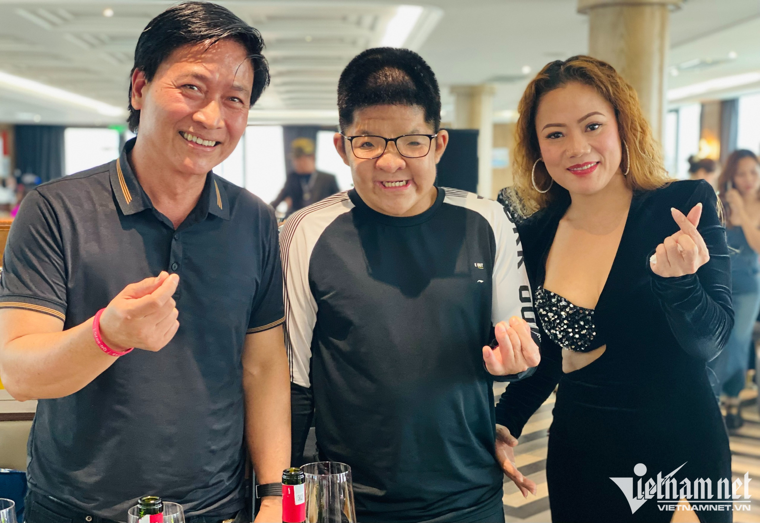 Hai bố con vui vẻ chụp hình cùng ca sĩ July người Philippines. 