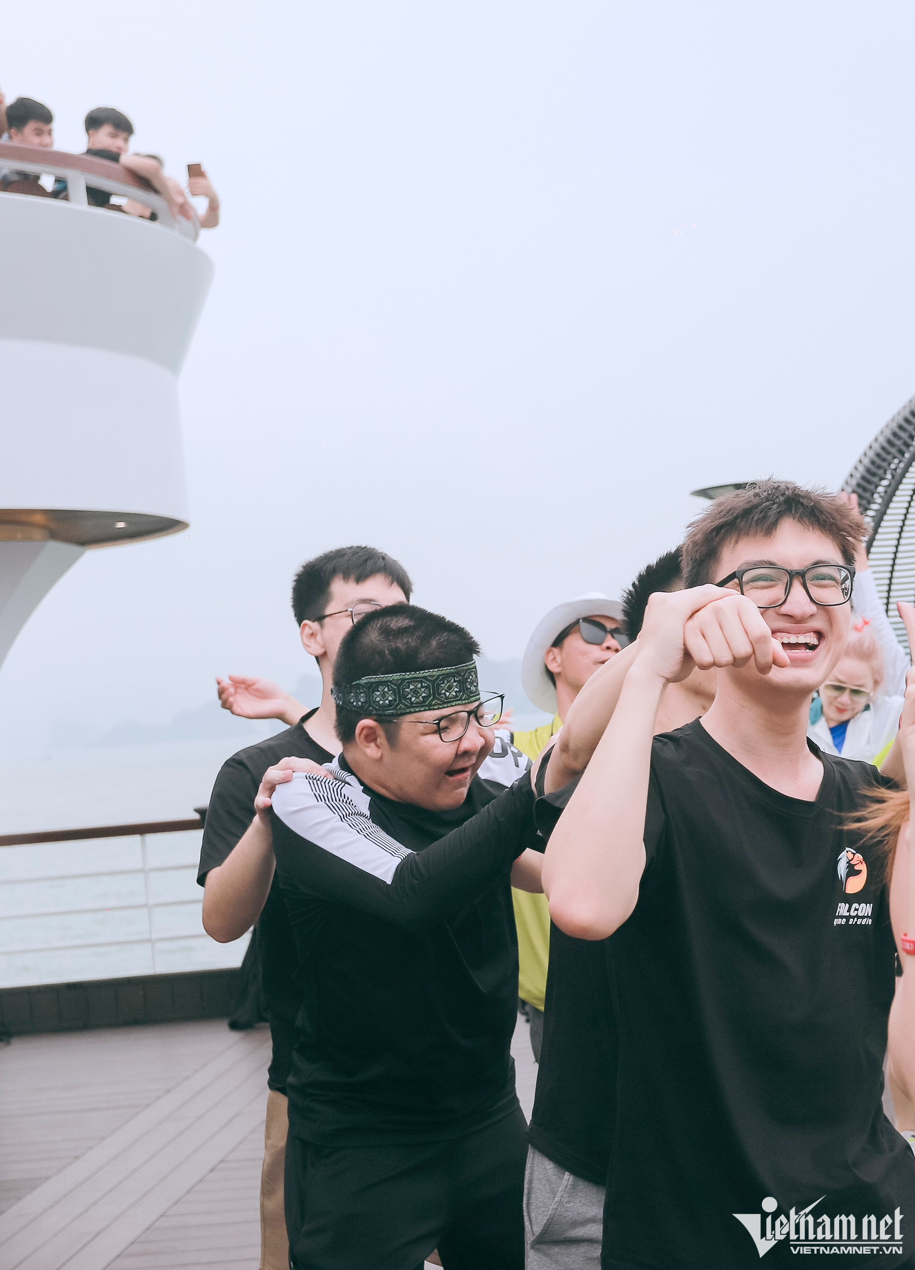 Không chỉ dành thời gian cho cây đàn piano, ở nhà Bôm hay cùng bố tập luyện thể dục thể thao nên chàng trai rất hào hứng tham gia các hoạt động ngoài trời. 