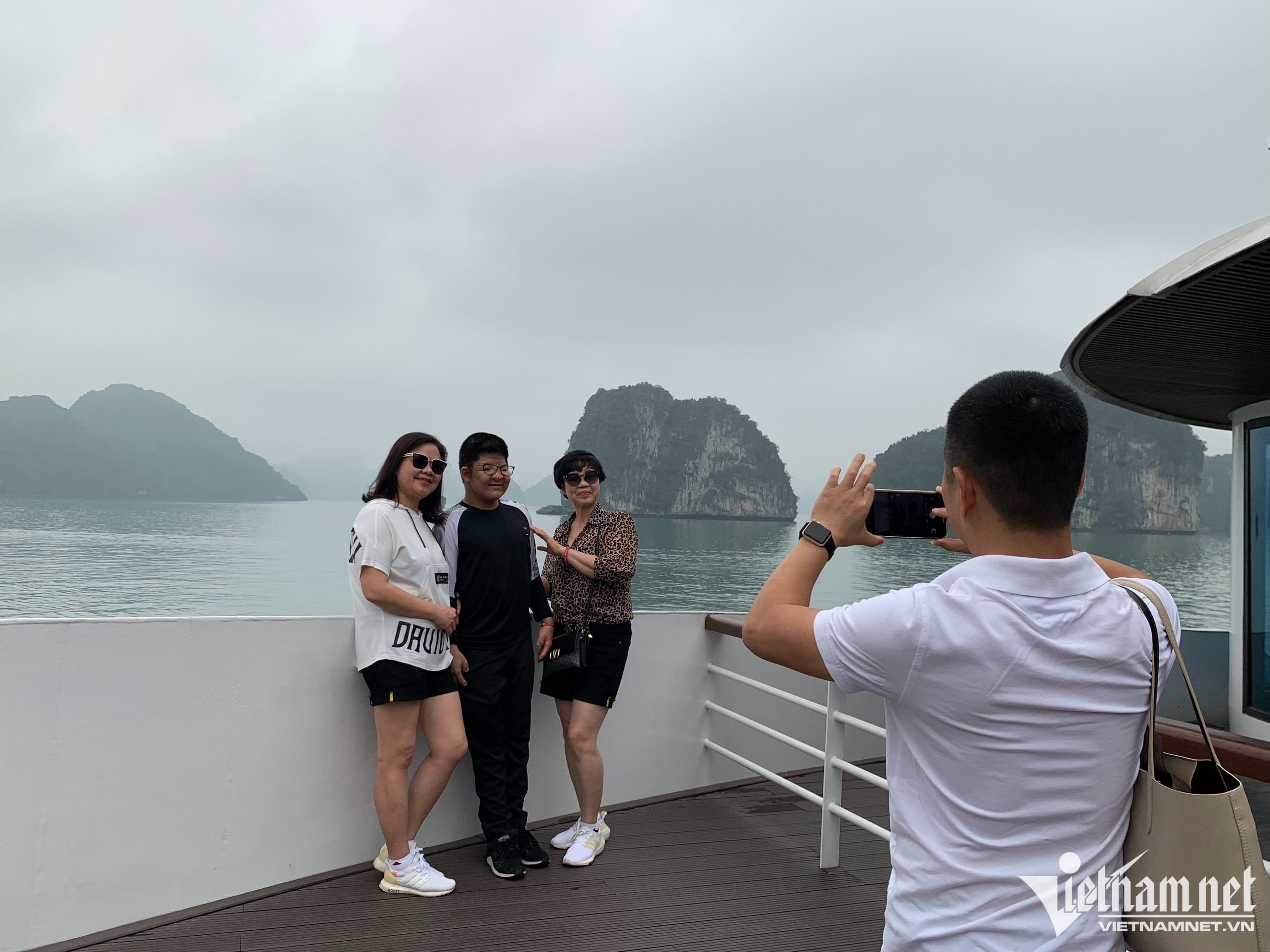 Bôm rất thân thiện và sẵn sàng tạo dáng chụp hình cùng người hâm mộ. 