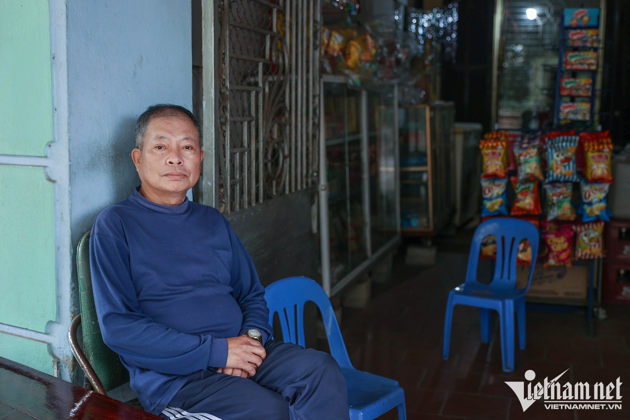 Nhà ông Phạm Văn Phúc nằm cách tường rào cảng Việt Trì 30m luôn nồng nặc mùi lưu huỳnh mỗi khi lưu huỳnh tập kết ở cảng. Ông cho biết, ngoài bụi mù mịt do xe chở hàng ra vào cảng, mùi những loại hóa chất vương vãi rất khó chịu, nhiều người dân sống trong khu vực đã mắc ung thư những năm gần đây. Ảnh: Lê Anh Dũng