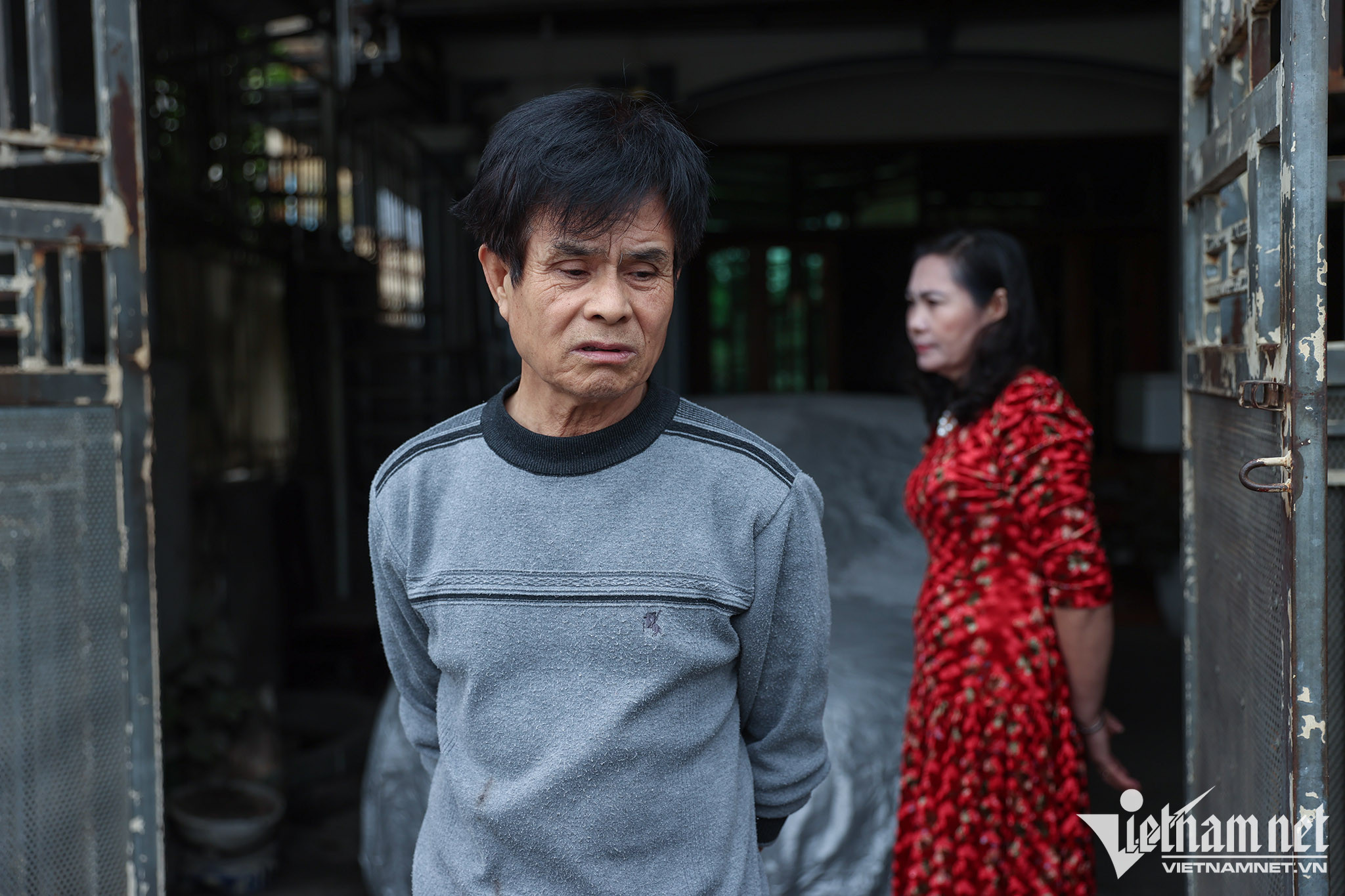 Nhà ngay mặt đường đê, luôn tấp nập các loại xe trọng tải lớn chở hàng hóa ra vào cảng, ông Trương Văn Thanh cho biết đã phải đưa các cháu nội, ngoại đi chỗ khác sống... Ảnh: Lê Anh Dũng