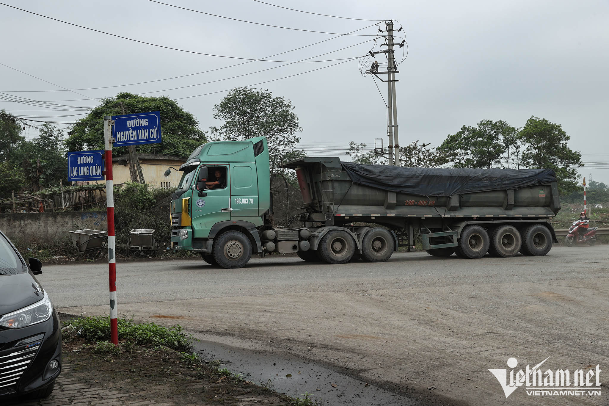Ngã ba Nguyễn Văn Cừ - Lạc Long Quân luôn bụi mù mịt do lượng xe trọng tải lớn chở hàng ra vào cảng. Ảnh: Lê Anh Dũng 