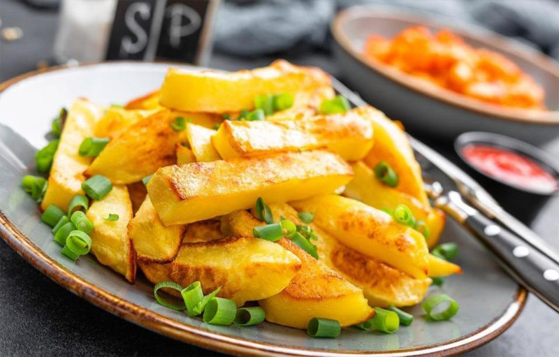 Nhiều người ăn chay nhưng lại chế biến thực phẩm bằng cách chiên xào nhiều dầu. Ảnh minh họa: Sina