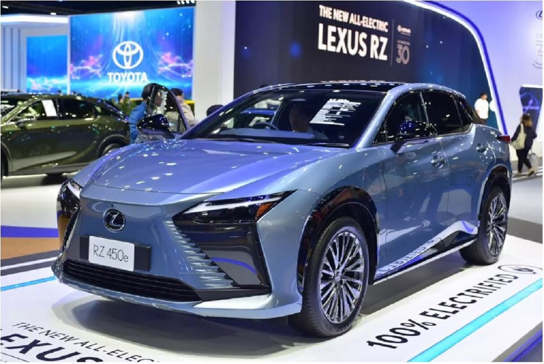 Lexus RZ 450e 2023.