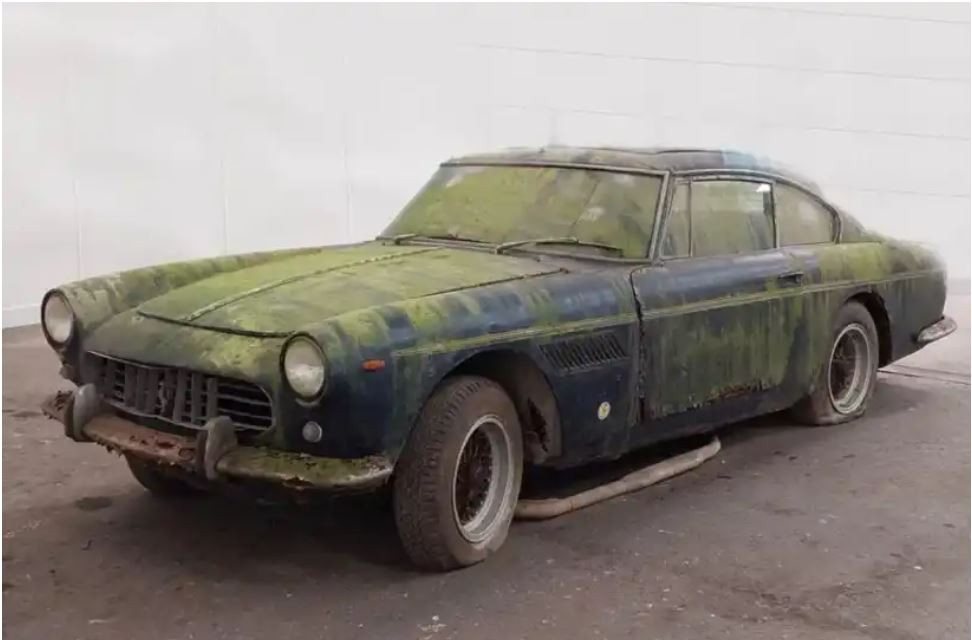 Ferrari 250 GTE 1962 rỉ sét khá nghiêm trọng. 