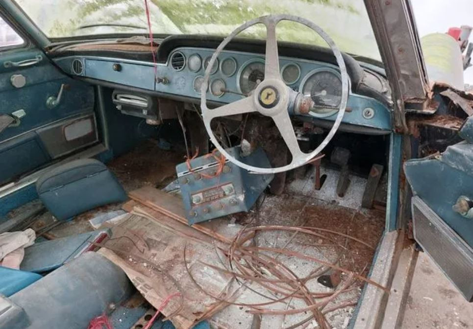Bên trong chiếc xe như một đống đồng nát. 