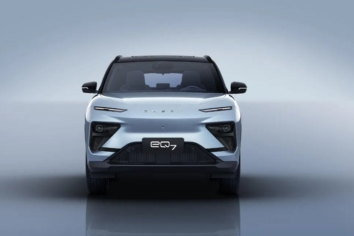 Qua những hình ảnh chính thức do hãng Chery công bố, có thể thấy eQ7 có thiết kế gợi liên tưởng đến các mẫu ô tô điện đời mới của hãng Nio, đặc biệt là khu vực đầu xe. Tại đây, Chery eQ7 được trang bị hệ thống đèn 2 tầng với dải đèn LED định vị ban ngày khá mỏng nằm phía trên, sát nắp ca-pô.