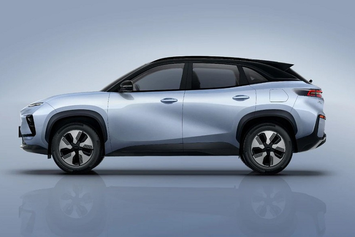 Ở giữa 2 dải đèn LED định vị ban ngày còn có tem chữ nổi 