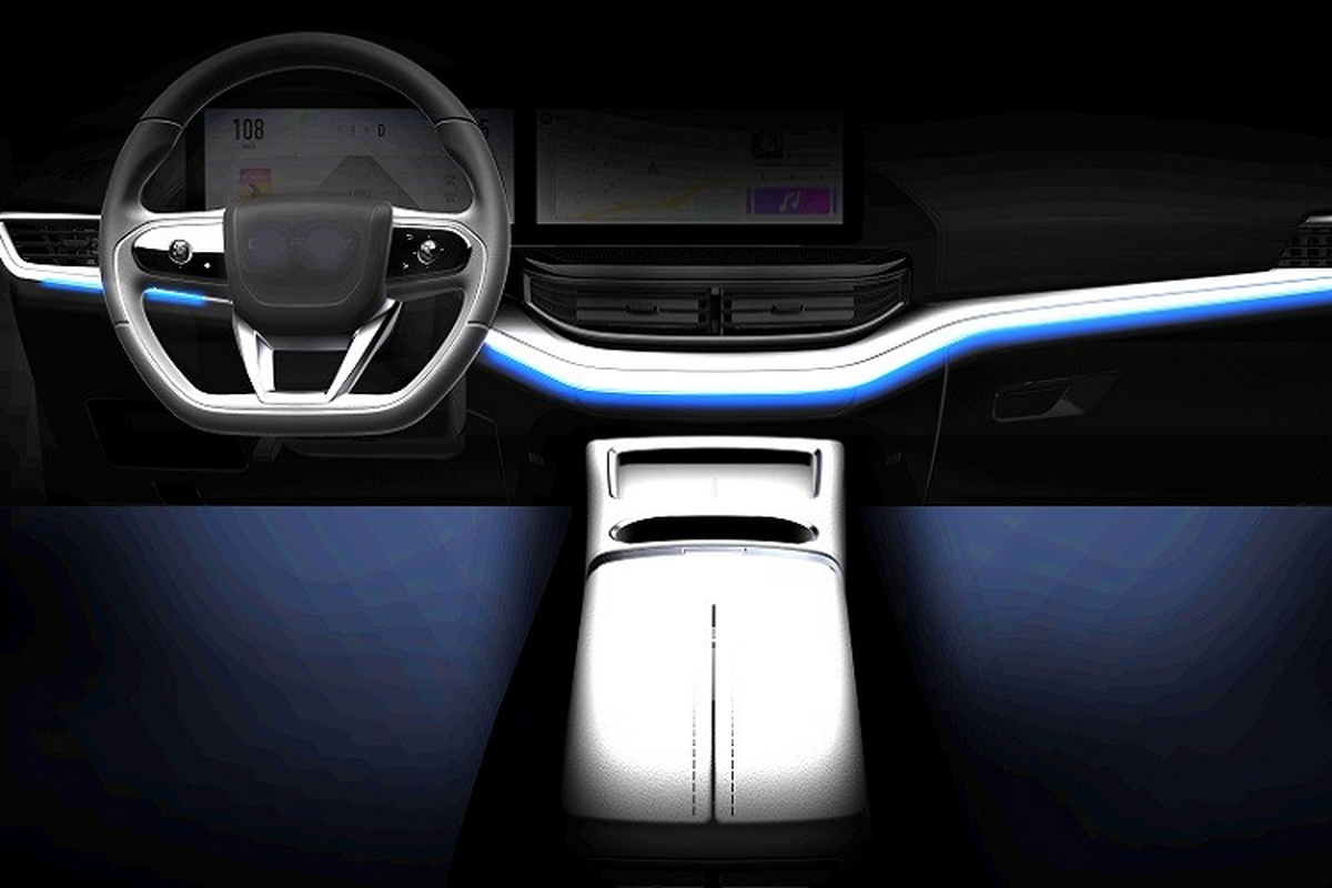 Bên sườn, Chery eQ7 sở hữu nóc dốc dần về phía sau và sơn màu đen, tương phản với khu vực thân xe. Vành la-zăng của xe có thiết kế 5 chấu khí động lực học, nằm trong hốc bánh khá vuông vức. Thêm vào đó là những đường dập gân nổi bật, ốp gương chiếu hậu và các cột sơn màu đen bóng. Trái với xu hướng của thị trường ô tô điện hiện tại, Chery eQ7 vẫn dùng tay nắm cửa thông thường thay vì loại nằm chìm vào thân xe. Trong khi đó, cổng sạc của xe nằm trên chắn bùn sau bên trái.