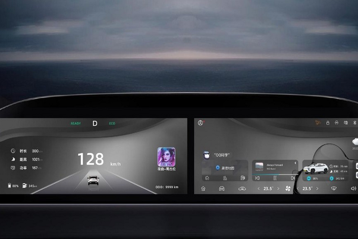 Đằng sau, Chery eQ7 đi kèm cụm đèn hậu nằm vắt ngang đuôi xe và cánh gió mui màu đen bóng, tích hợp đèn phanh trên cao. Bên cạnh đó là tem chữ nổi 