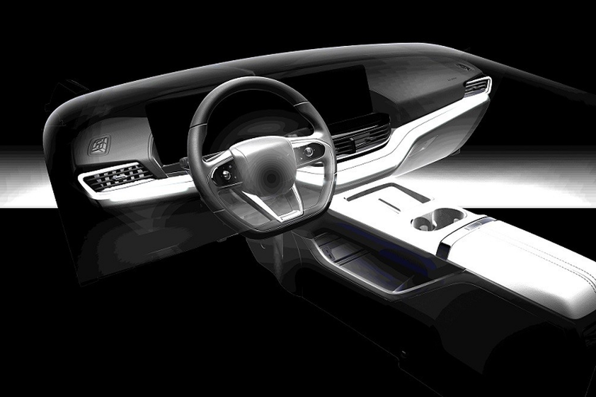 Bên trong Chery eQ7 là không gian nội thất 5 chỗ ngồi với mặt táp-lô có thiết kế như đôi cánh. Vô lăng của xe có thiết kế váy đáy thể thao trong khi đặt nổi trên mặt táp-lô là màn hình cỡ lớn. Màn hình này kết hợp giữa bảng đồng hồ kỹ thuật số và màn hình cảm ứng trung tâm.