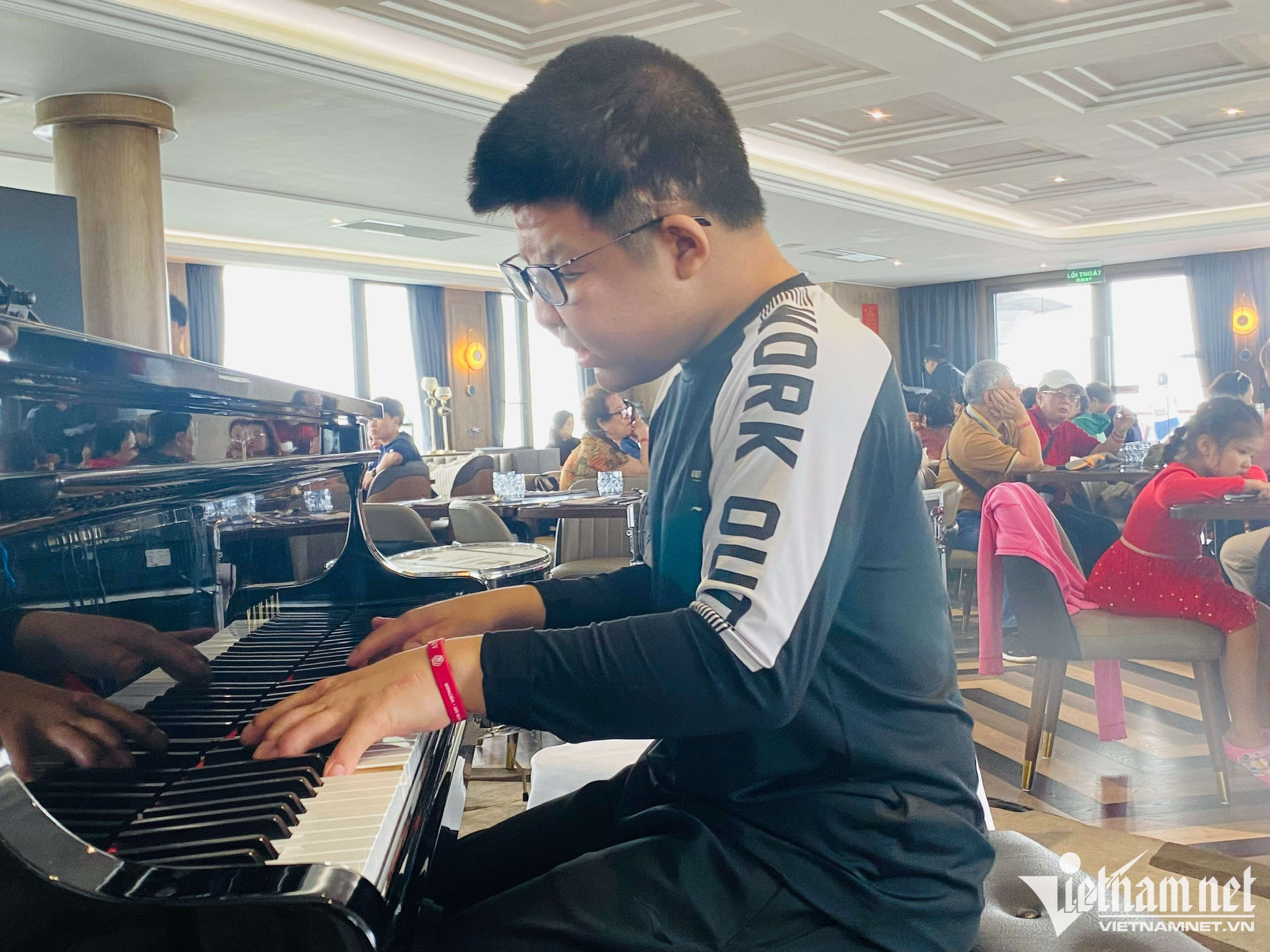 Khi thấy có cây đàn piano trên du thuyền, Bôm ngồi ngay vào say mê chơi một bản nhạc Jazz. 