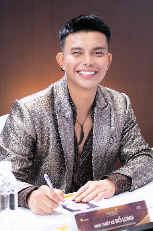 Đỗ Long hiện là một trong những nhà thiết kế thời trang nổi tiếng nhất Việt Nam. Với nhiều năm kinh nghiệm trong nghề, NTK Đỗ Long được nhiều người đẹp và các sao hạng A 