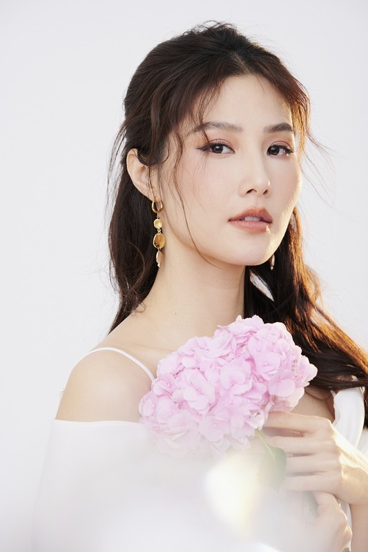 Trước đây, Diễm My từng chăm chỉ đi thi hoa hậu như: Người đẹp Hoa anh đào 2008, Hoa hậu thế giới người Việt 2010. Tuy nhiên, cô không đạt thứ hạng cao. So với dàn giám khảo năm nay, Diễm My vẫn là gương mặt 