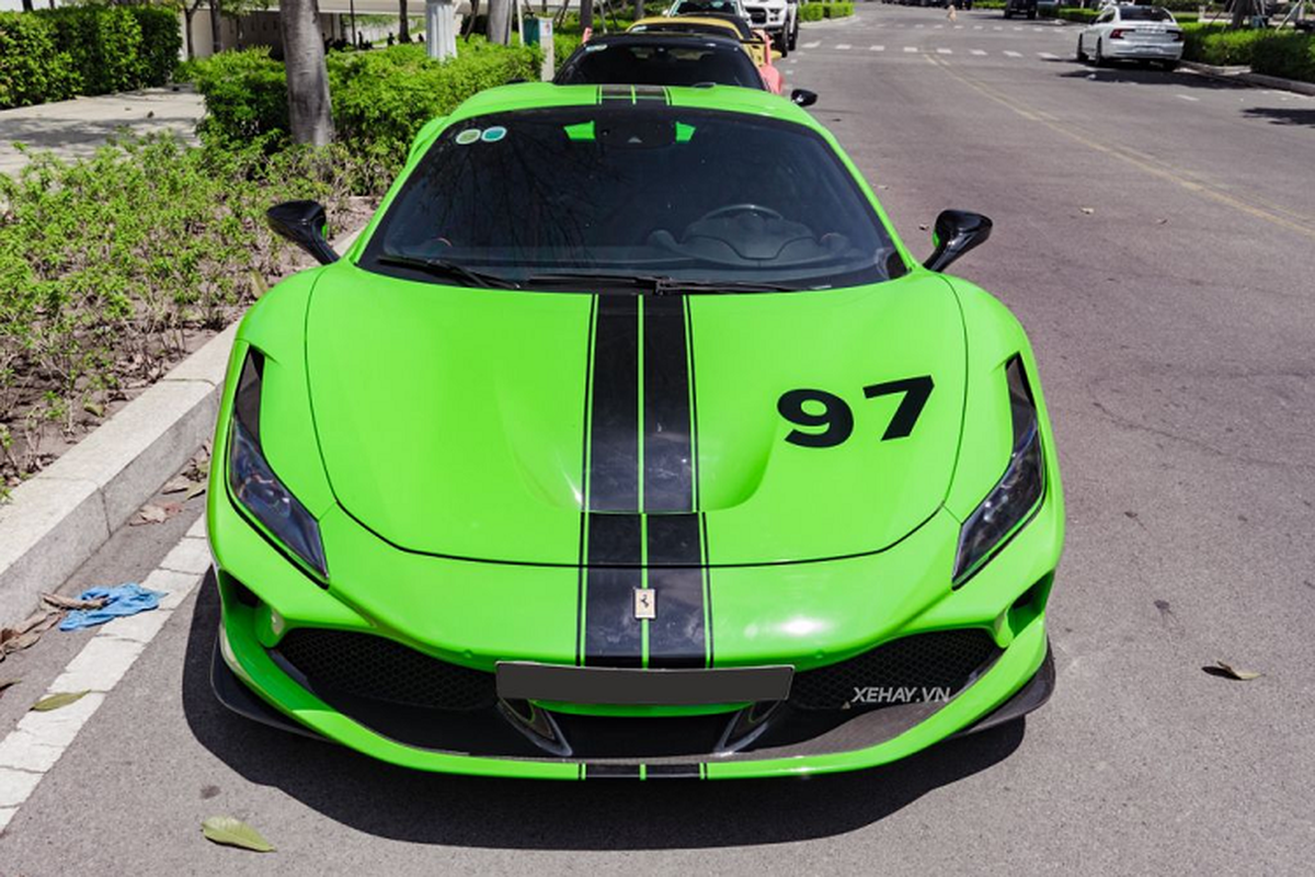 Được biết, ngay sau khi xe được đưa về nước, chủ sở hữu đã mạnh tay chi tiền mua thêm các bộ phận carbon chính hãng để độ lại xe. Các chi tiết đã được nâng cấp trên chiếc xe này có cánh chia gió ở hốc gió bên hông và một vài vị trí bên trong nội thất. Đáng chú ý, chiếc siêu xe Ferrari F8 Spider này còn được trang bị thêm cả hệ thống camera 360 độ.