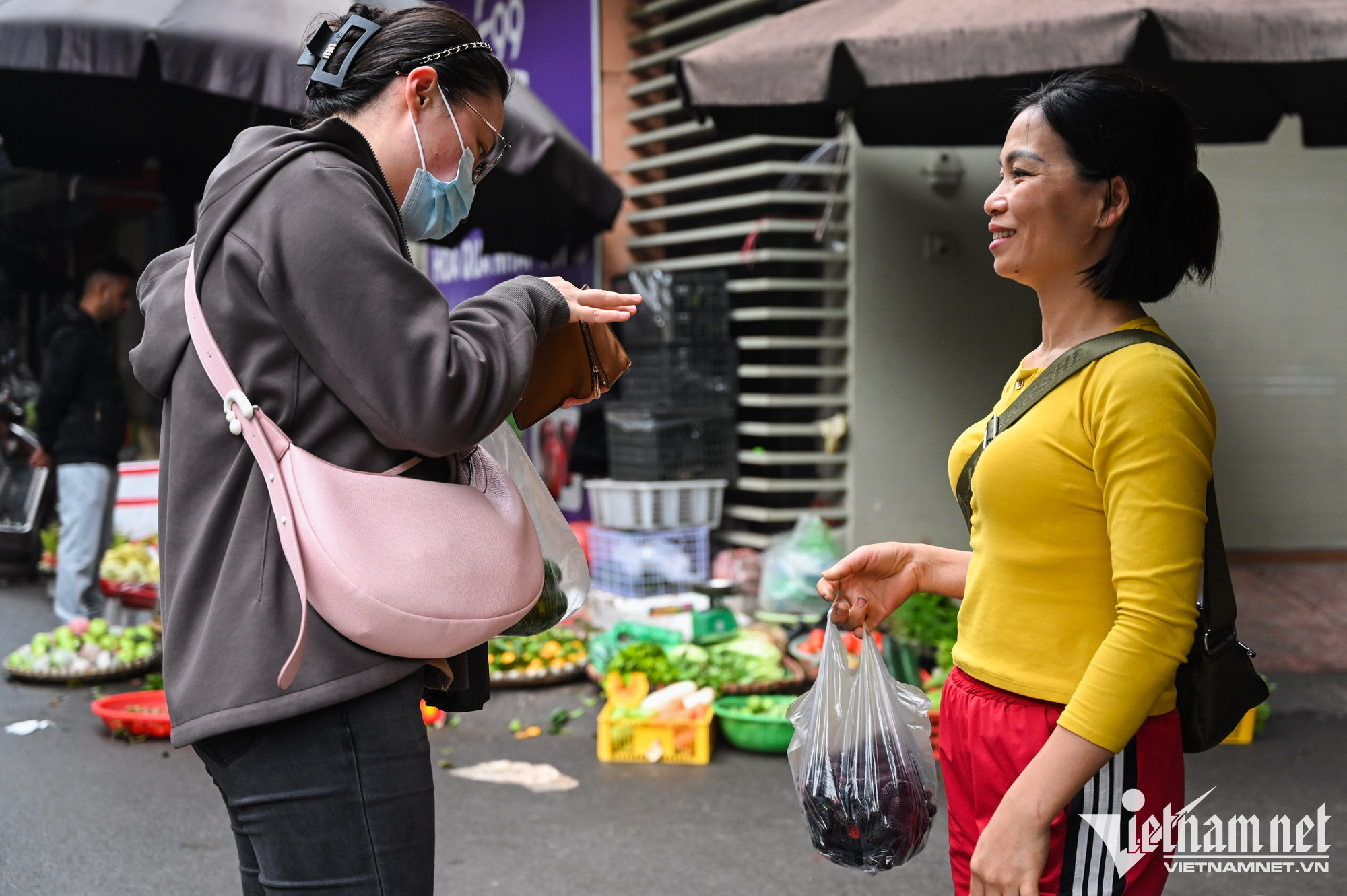 Một tiểu thương bán hàng tại chợ cho biết, chị bắt đầu nhập dâu tằm bán được gần một tuần. Đa phần khách đến mua là người Hàn Quốc. Họ mua về để làm siro nên chỉ chọn những trái chín đen mọng.